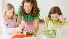 Η επίδραση των γονέων στις τροφικές προτιμήσεις και την ενεργειακή πρόσληψη των παιδιών.