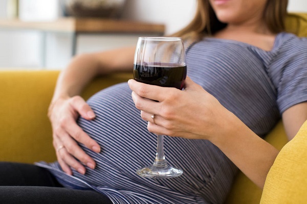 Covid-19 και κατανάλωση αλκοόλ στην εγκυμοσύνη: Γιατί τώρα είναι πιο σημαντικό να την αποφύγετε